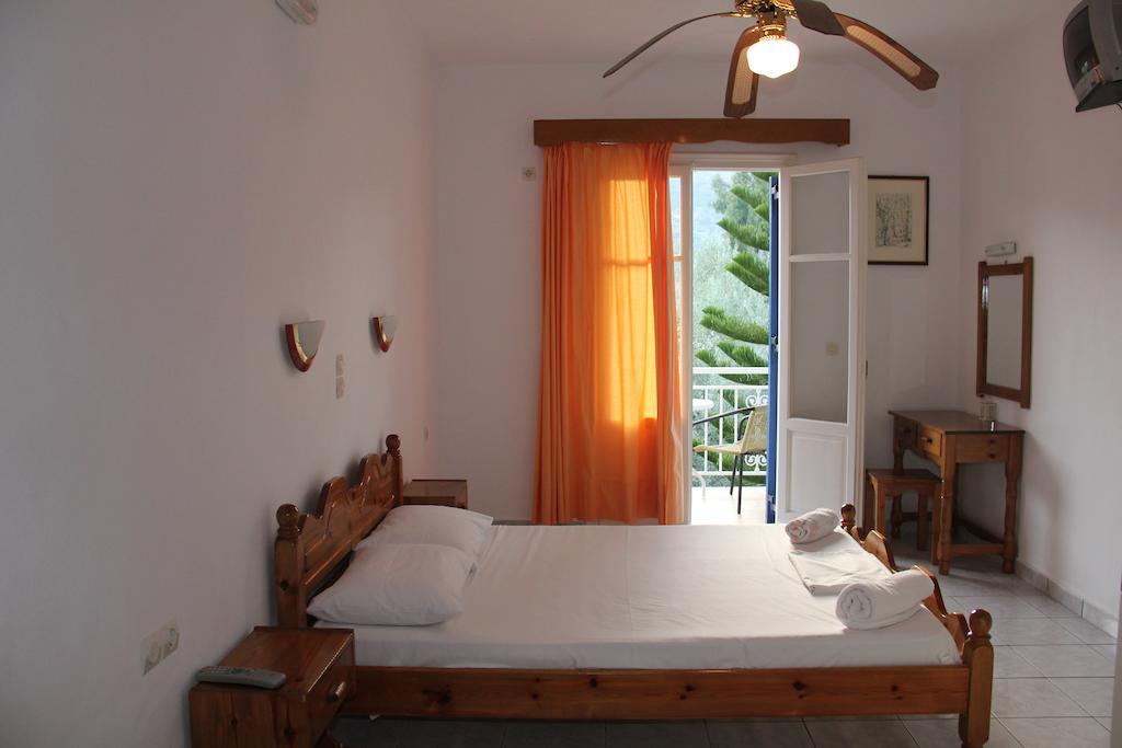 Theodora Studios Yénion Habitación foto